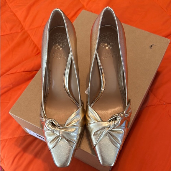 Vince Camuto Gold Heels with Bow Detail - Picture 12 of 16